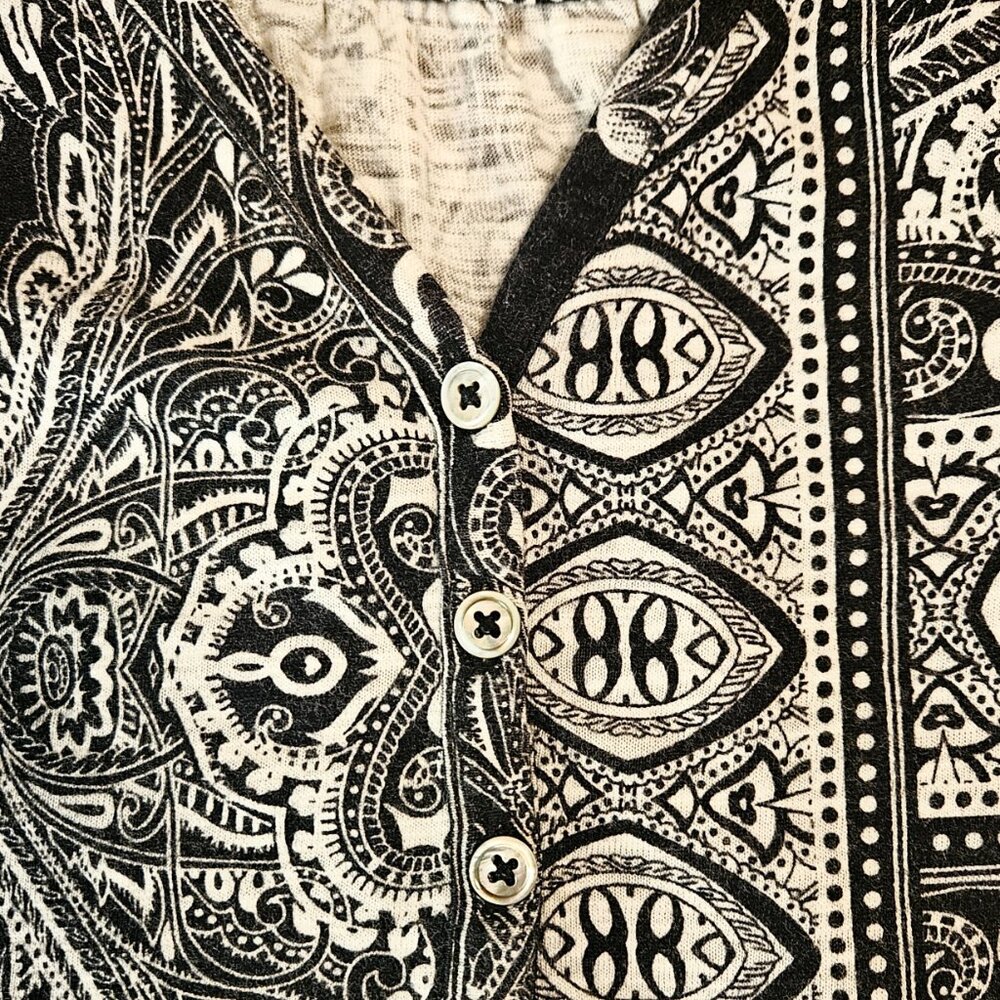 Chico's Women's Black and White Paisley Print Top T-shirt V-neck 3/4 Size M - Picture 3 of 7